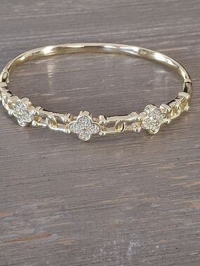 Gold Flower Pavé Bangle Bracelet - Elegant Women's Jewelry